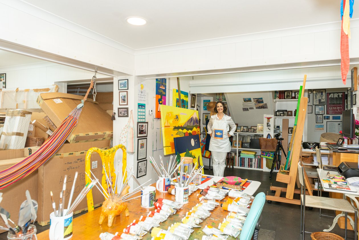 Cristina Rodriguez i sin studio, 2022 av Bartolome Esteban and studio Murillo