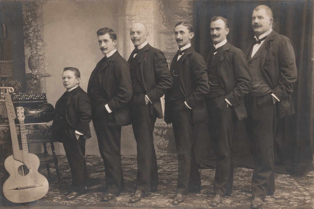 Oidentifierad Schrammel Sextett, ca 1910 (s/v foto) av Unbekannter Künstler