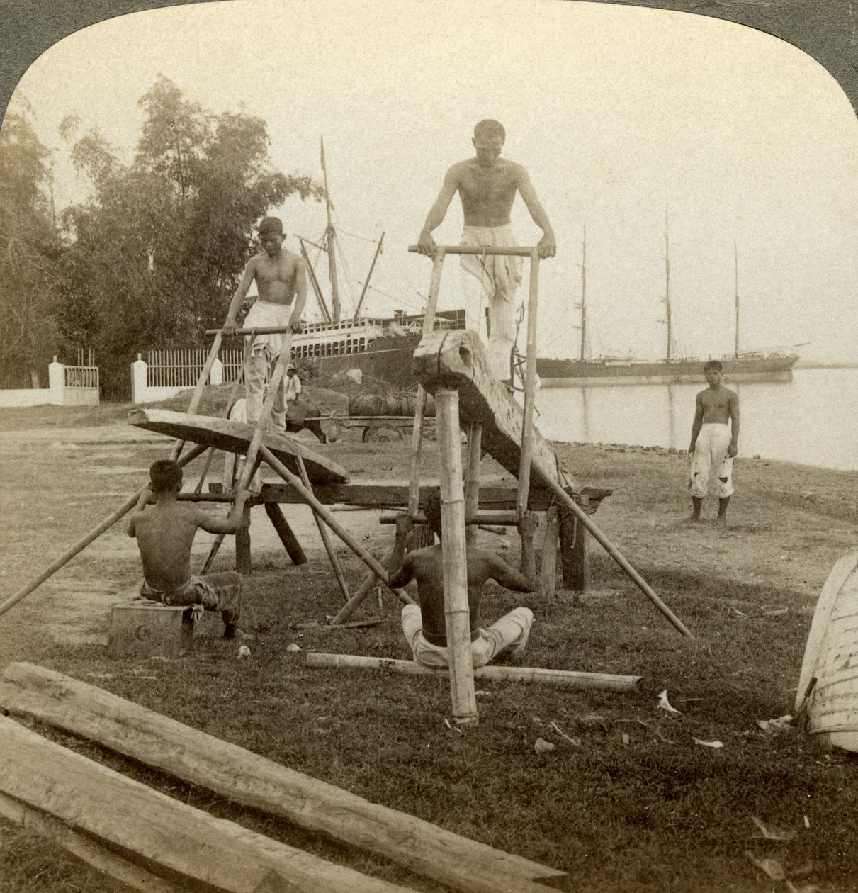 Ett filippinskt sågverk, Cebu, Filippinerna. av Underwood and Underwood