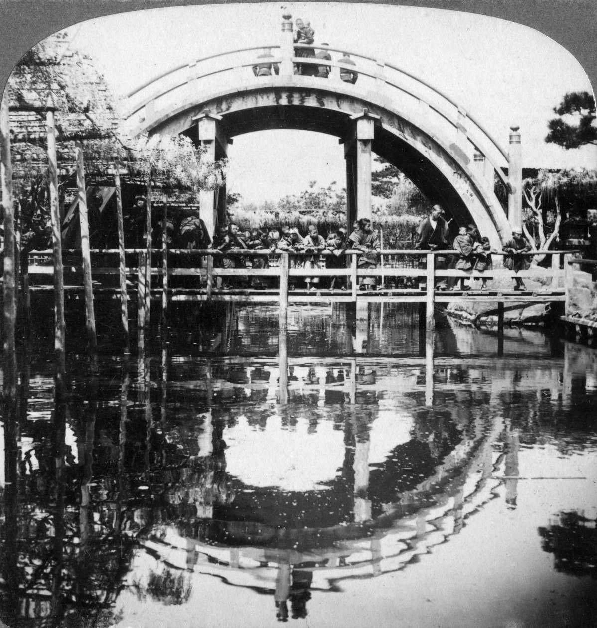 En halvcirkelformad bro i Japan, 1896. av Underwood and Underwood