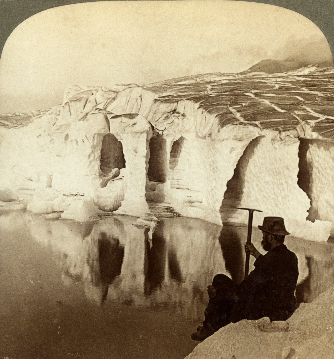 Aletschglaciären och Marjelensjön, Schweiz. av Underwood and Underwood