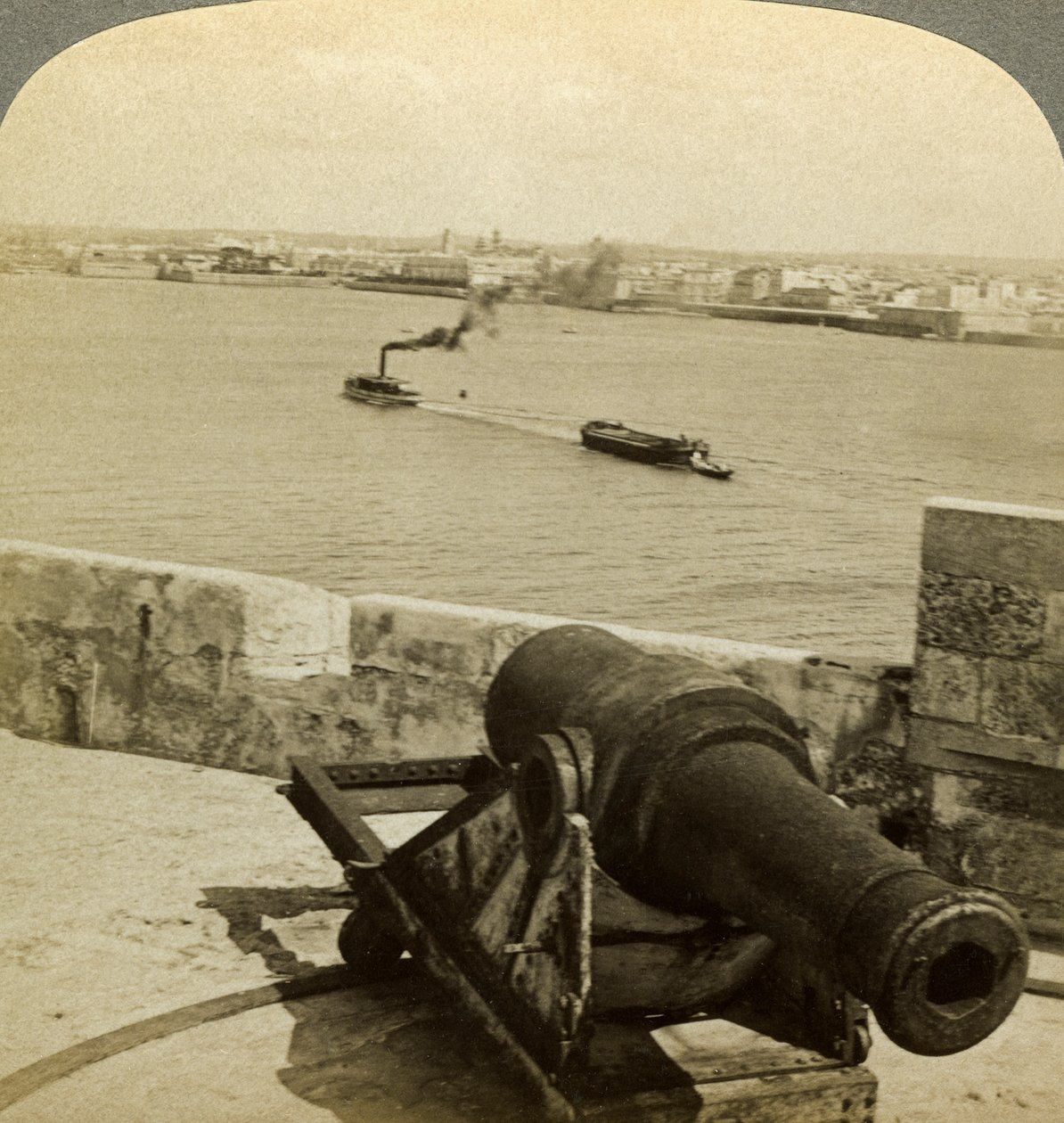 Cannon, Morro Castle, Havanna, Kuba. av Underwood and Underwood