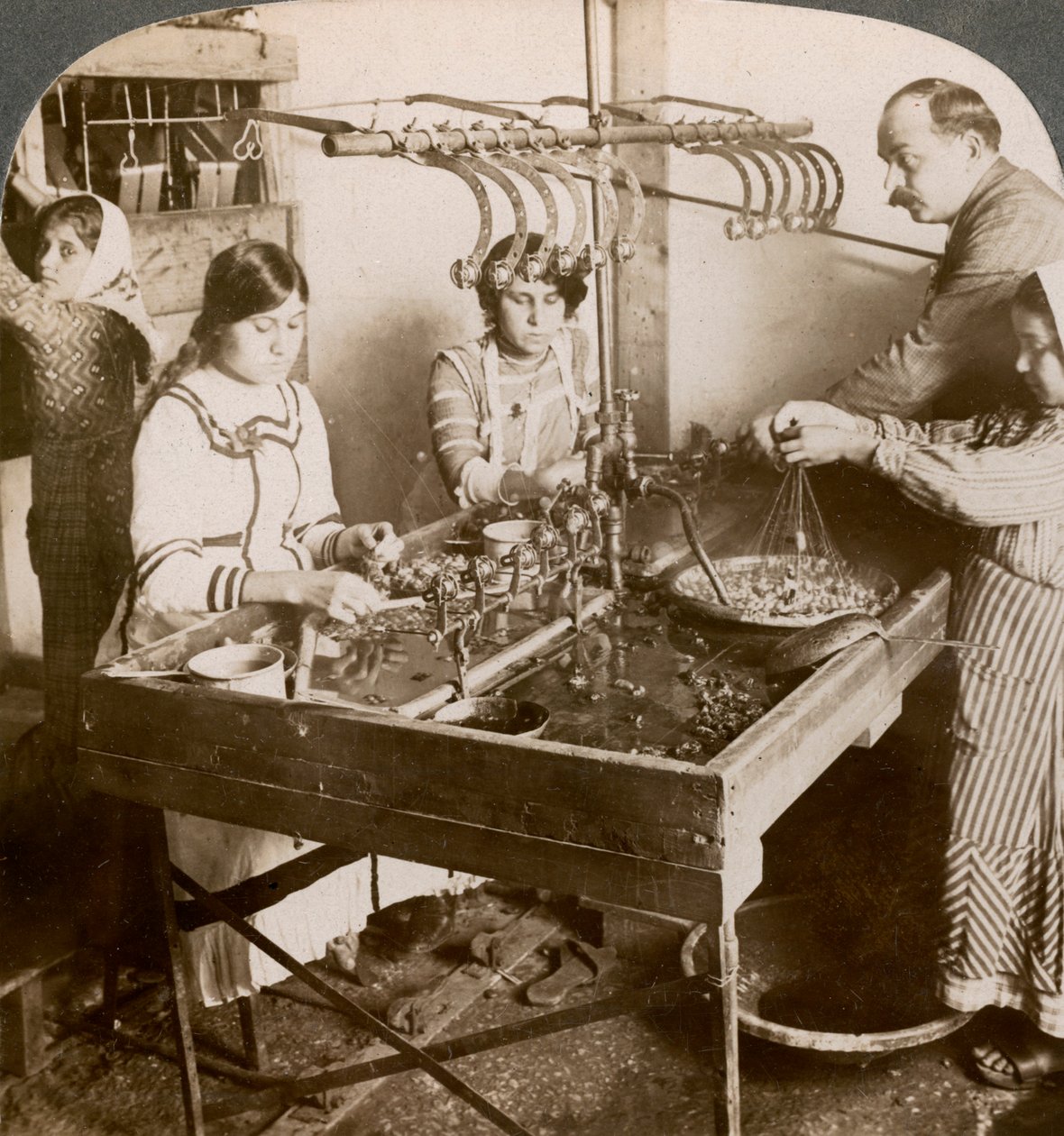 Tillverkar siden, Syrien, 1900-tal. av Underwood and Underwood