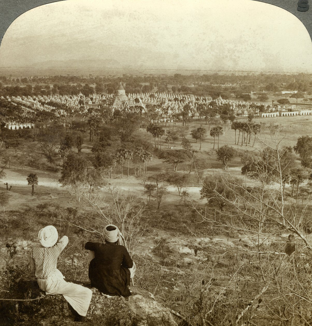 Pagoder, Mandalay, Burma, ca 1900-talet. av Underwood and Underwood