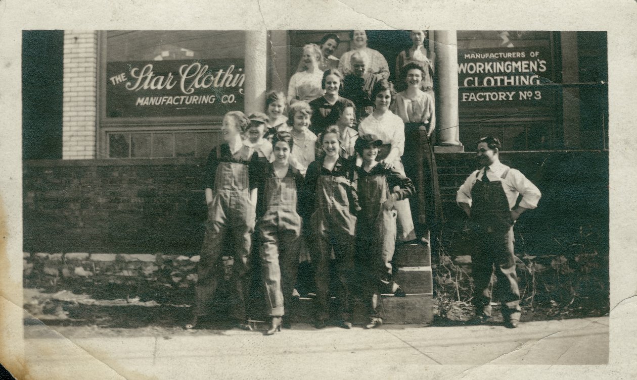 A group of female employees on the front steps of Star Clothing Manufacturing Company Factory No. 3 av Unknown