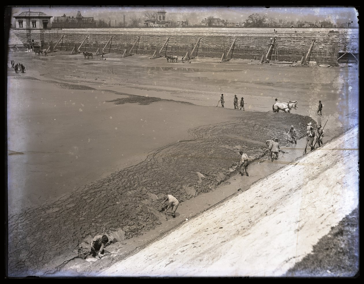 Cleaning the settling basins at Reservoir Park av Unknown