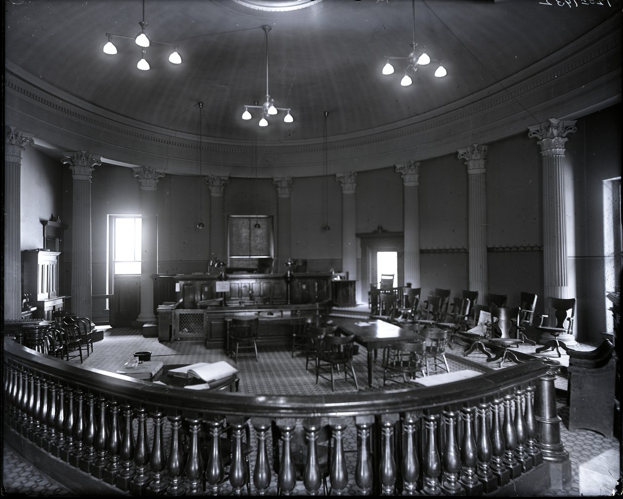 Interior view of the court room at the Old Courthouse av Unknown