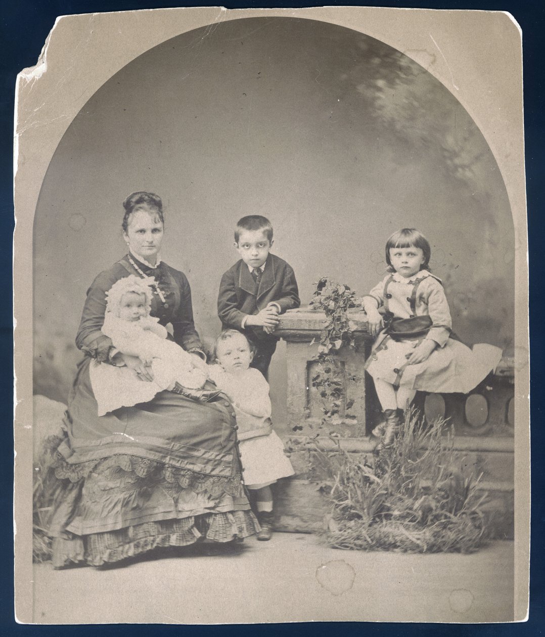 Kate Chopin with sons Frederick, George, Jean and Oscar. av Unknown