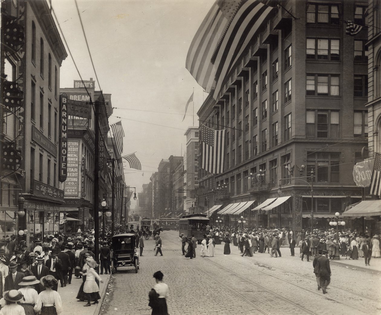 Washington Avenue west from just east of Sixth Street av Unknown