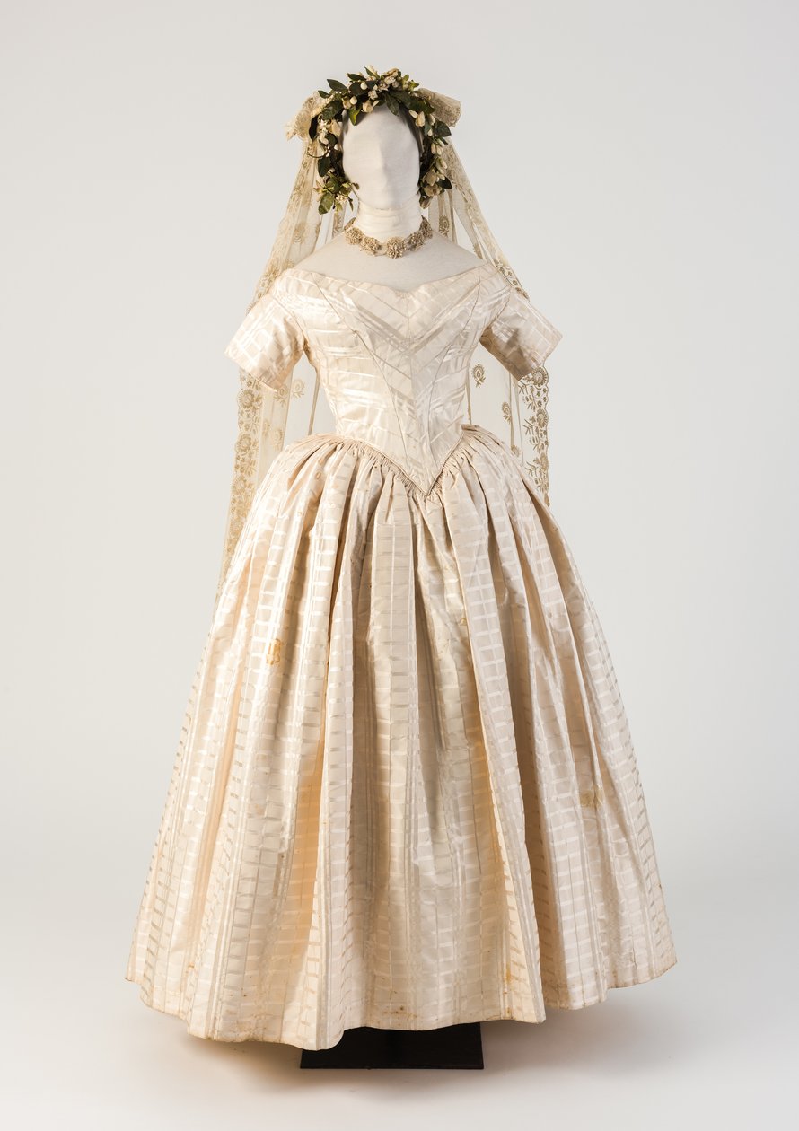Vit vävd sidenbröllopsklänning, med broderad spetsslöja, 1840-tal (silke och spets) av Unbekannt Unbekannt