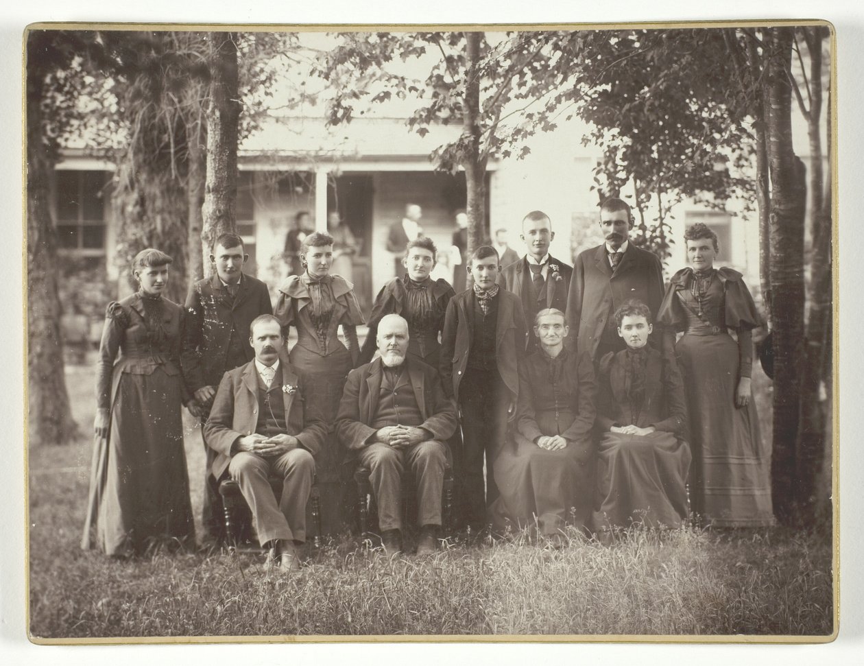 Utan titel (grupporträtt av tolv personer) av Unknown