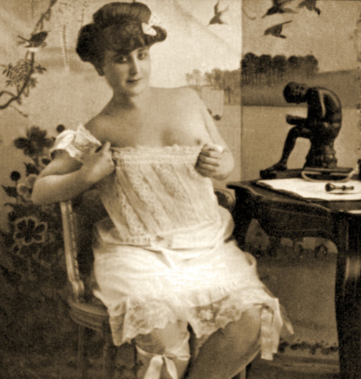 Ung kvinna som visar en spetsad chemise, c.1900 av Unknown