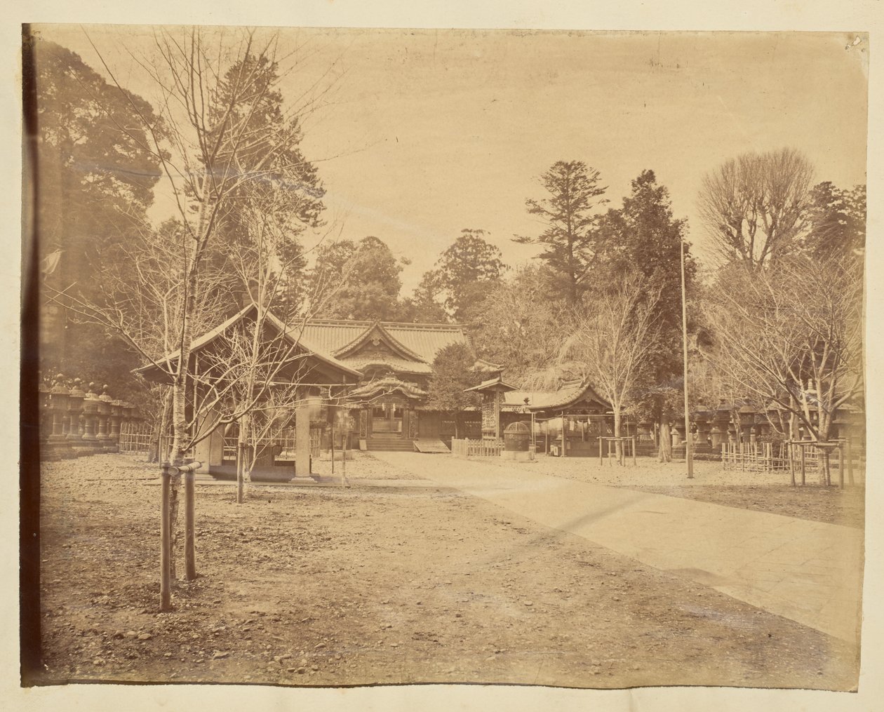 [Innergård i ett oidentifierat japanskt tempel] av Unknown artist