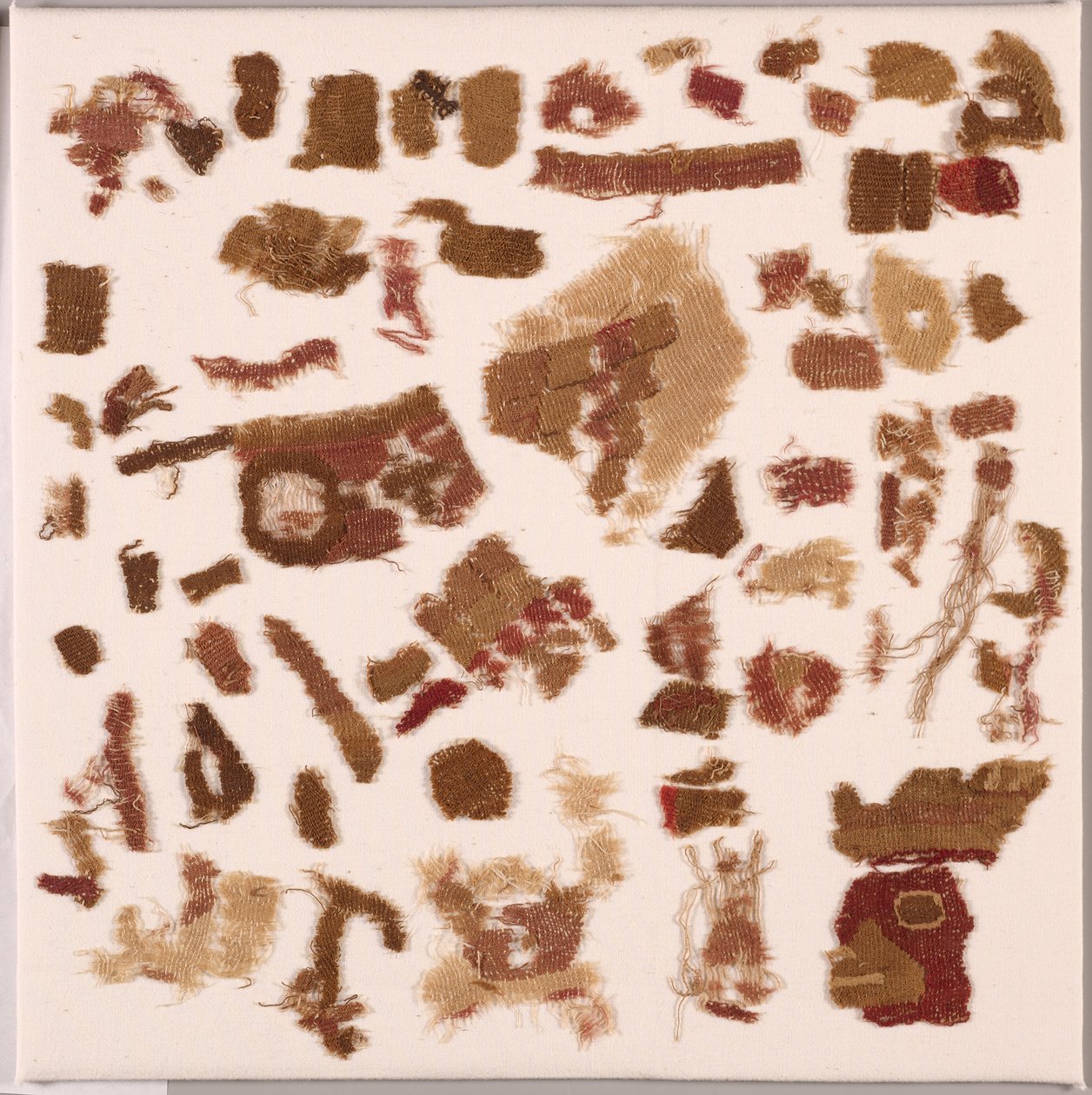 Lösa textilfragment av Unknown artist