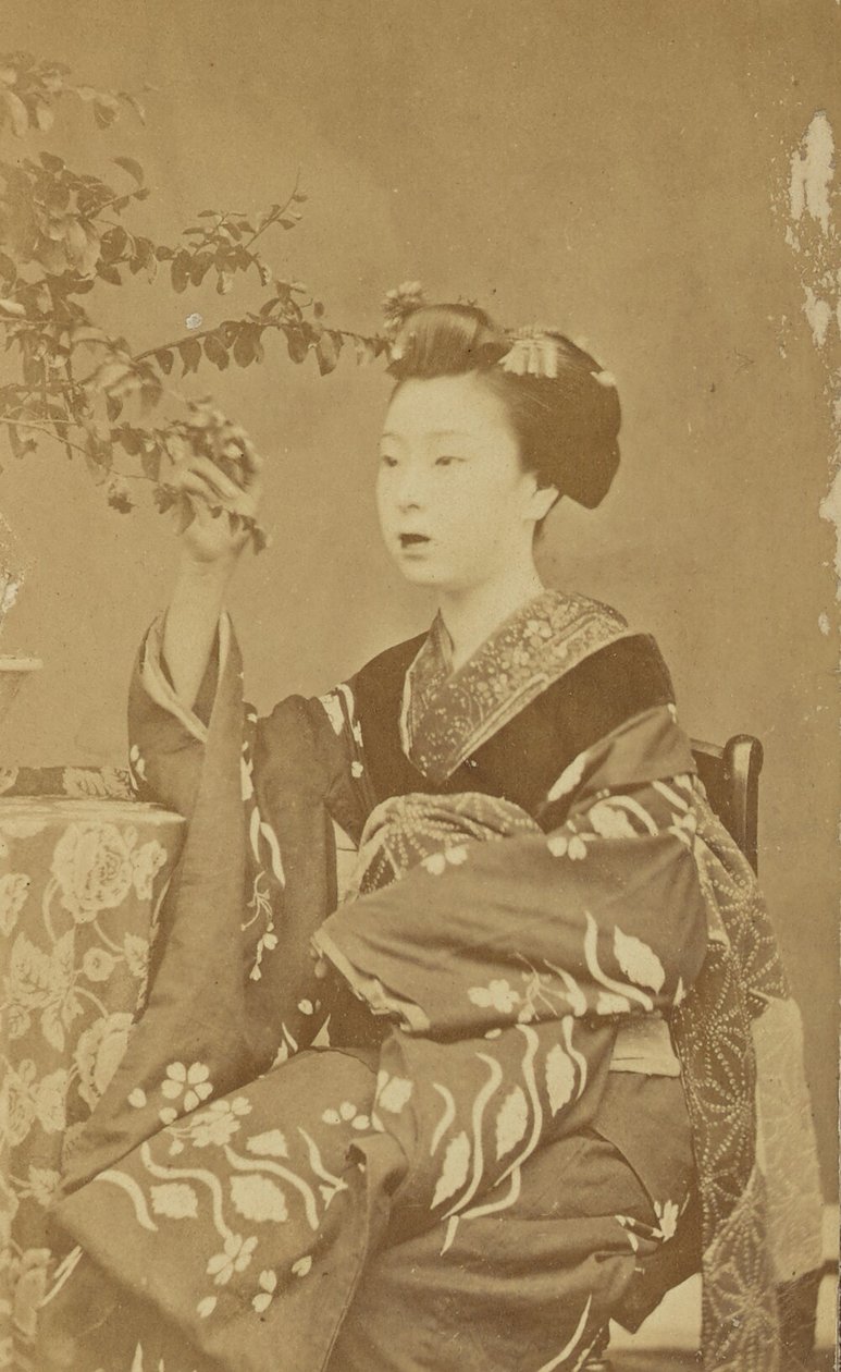 [Sittande japansk kvinna] av Unknown artist
