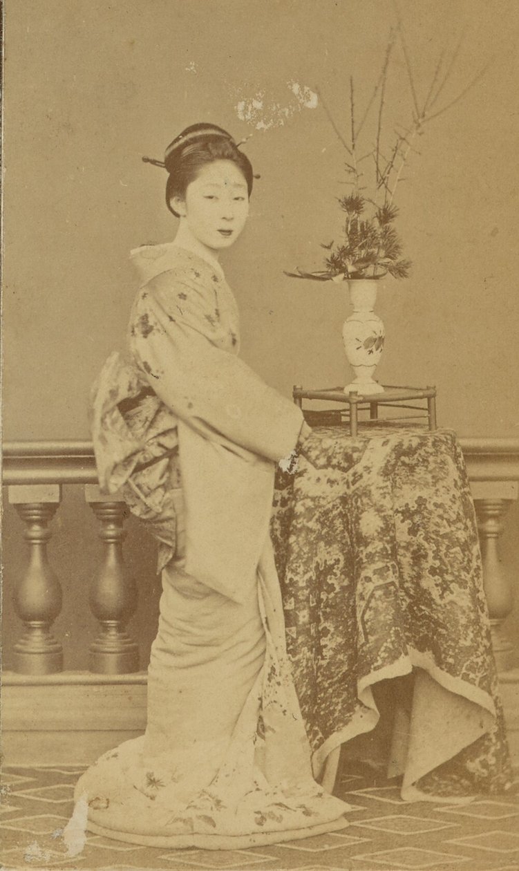 [Stående japansk kvinna] av Unknown artist