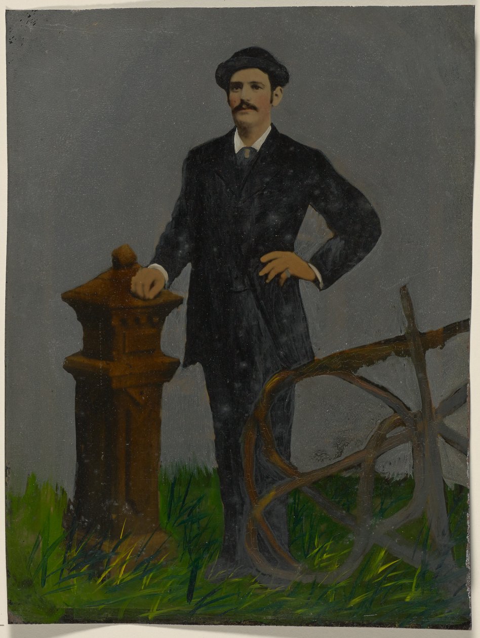 [Porträtt av stående man i hatt] av Unknown artist/maker