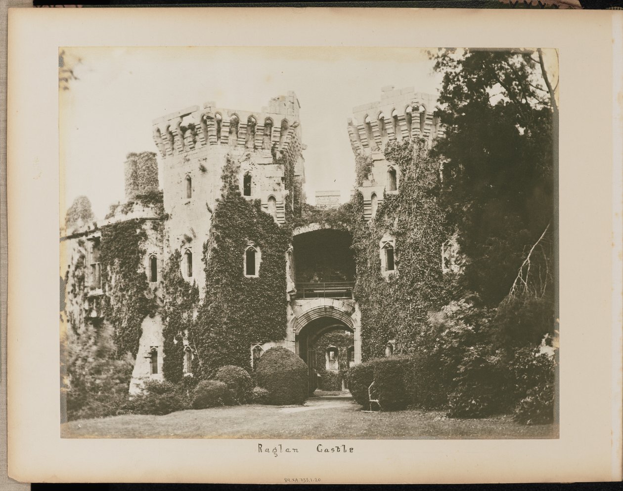 Raglan Castle av Unknown artist/maker