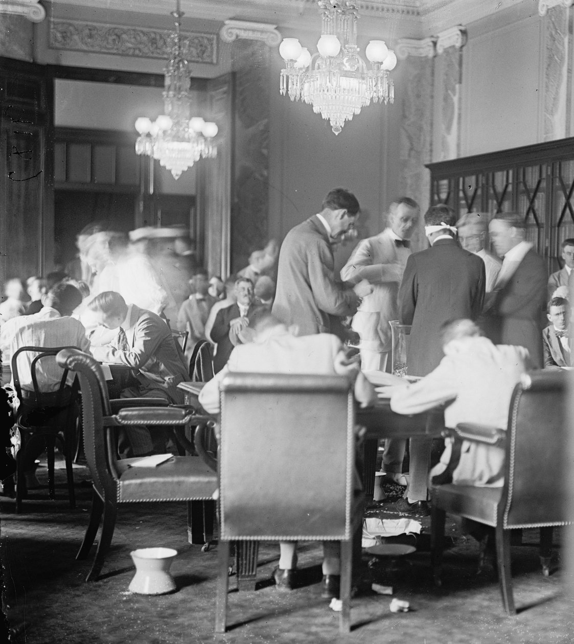 Ett lotteri under första världskriget. av Unknown photographer