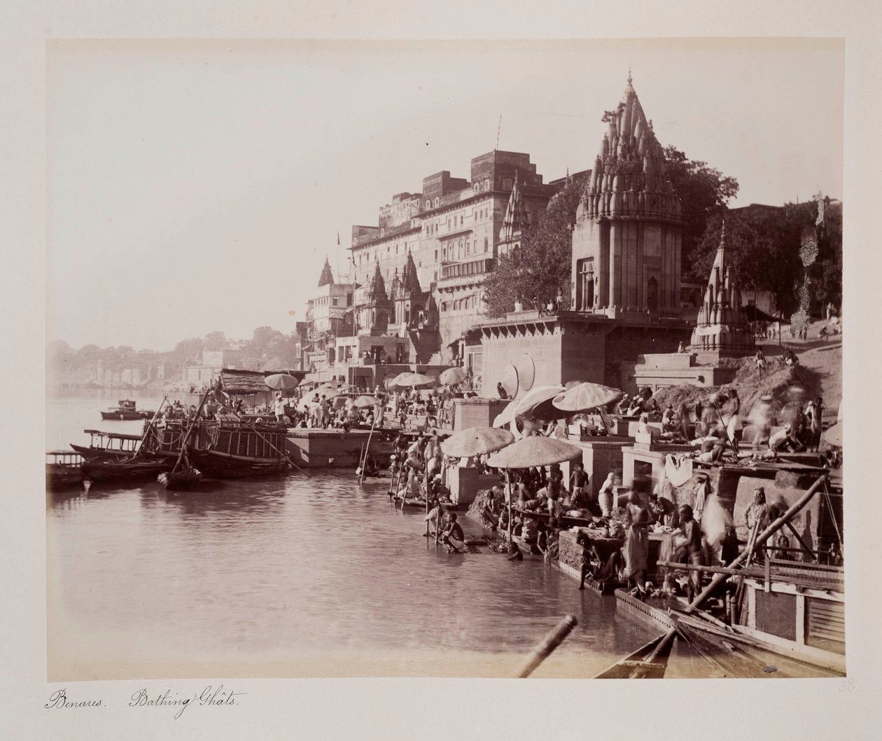 Benares Bathing Ghâts, ca 1885 (sepiafoto) av Unknown photographer