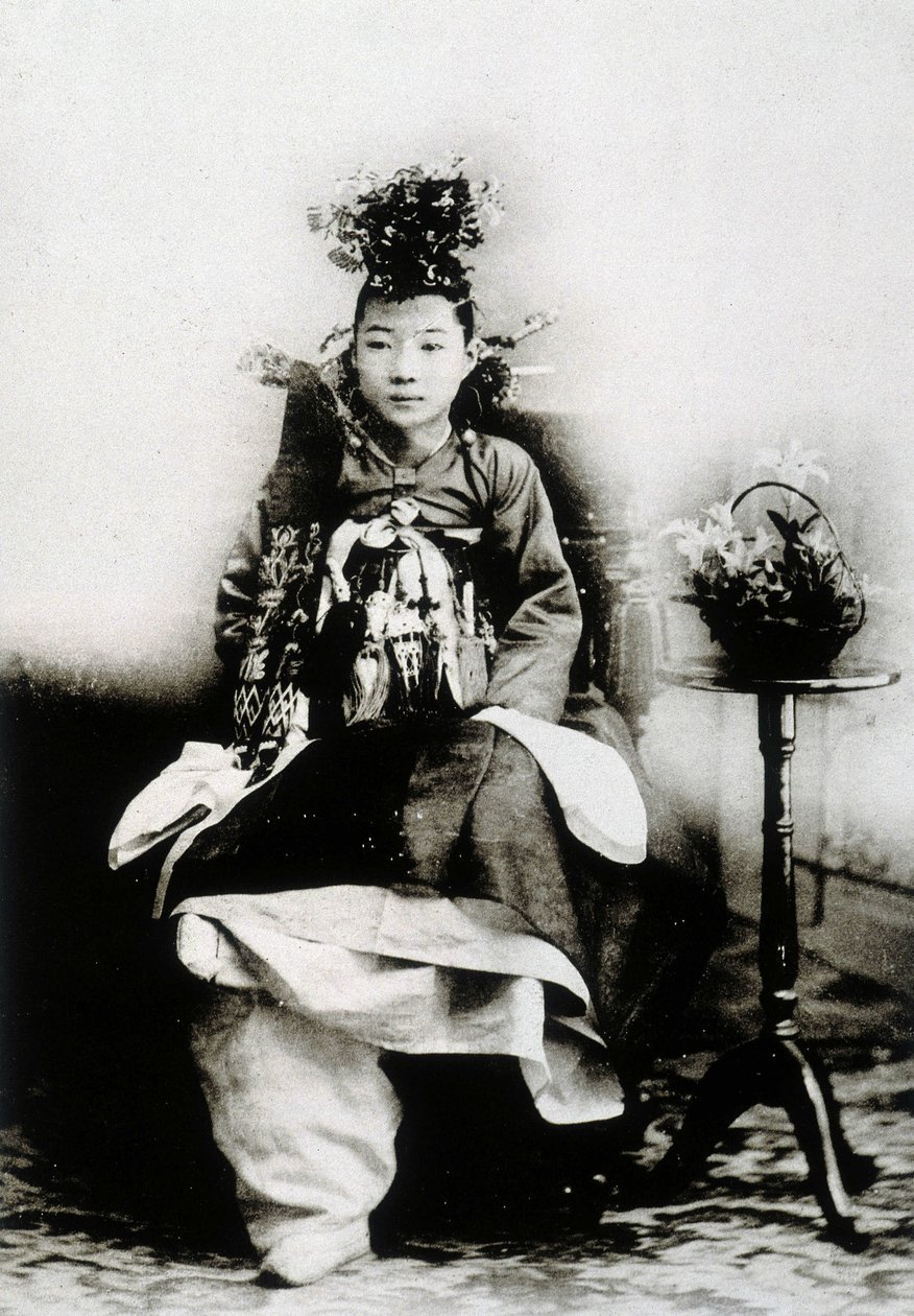 Koreansk kvinna i traditionell bröllopsklänning av Unknown photographer
