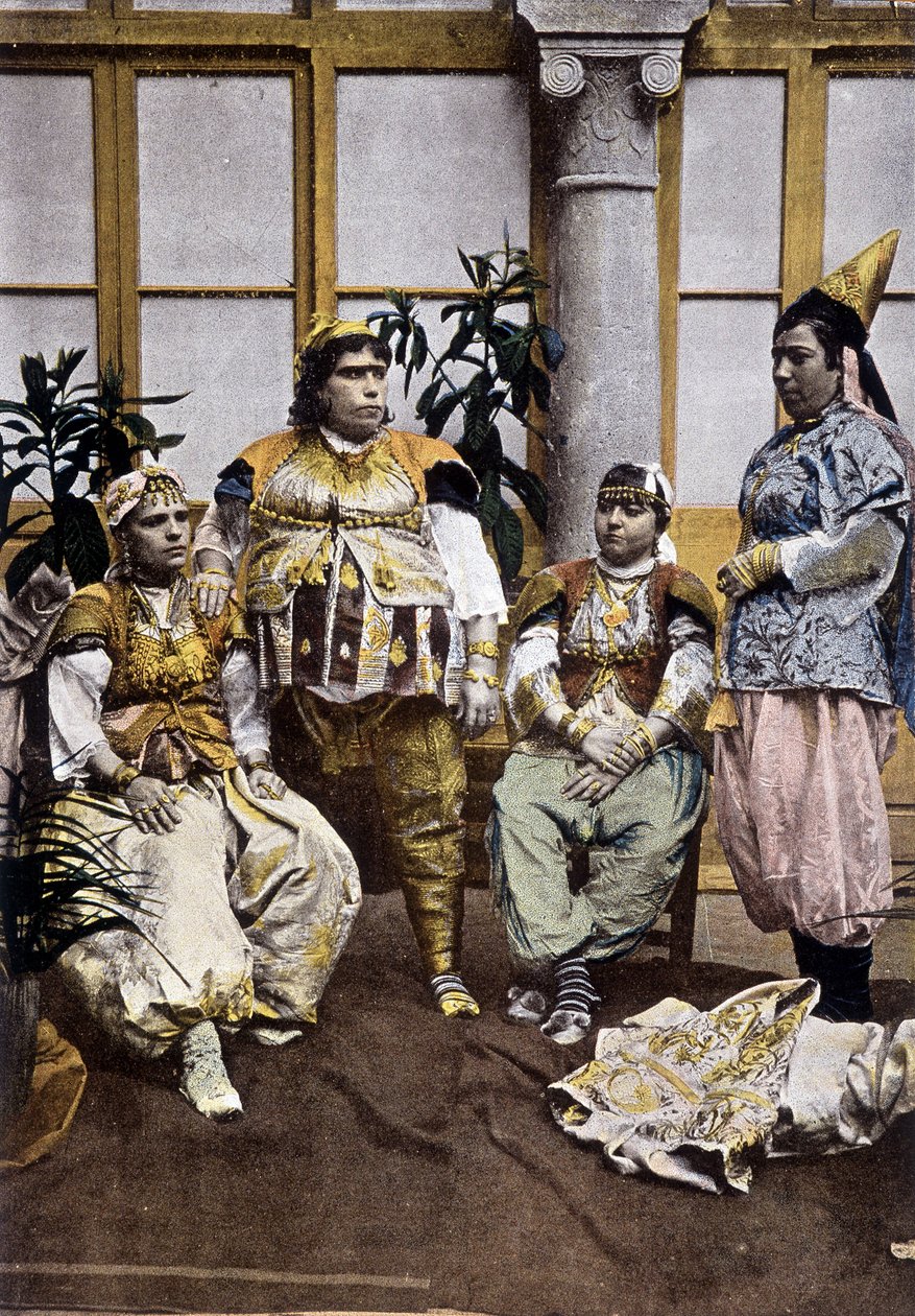 Tunisisk kvinna. Gamla dräkter. 1800-talsfotografi. av Unknown photographer