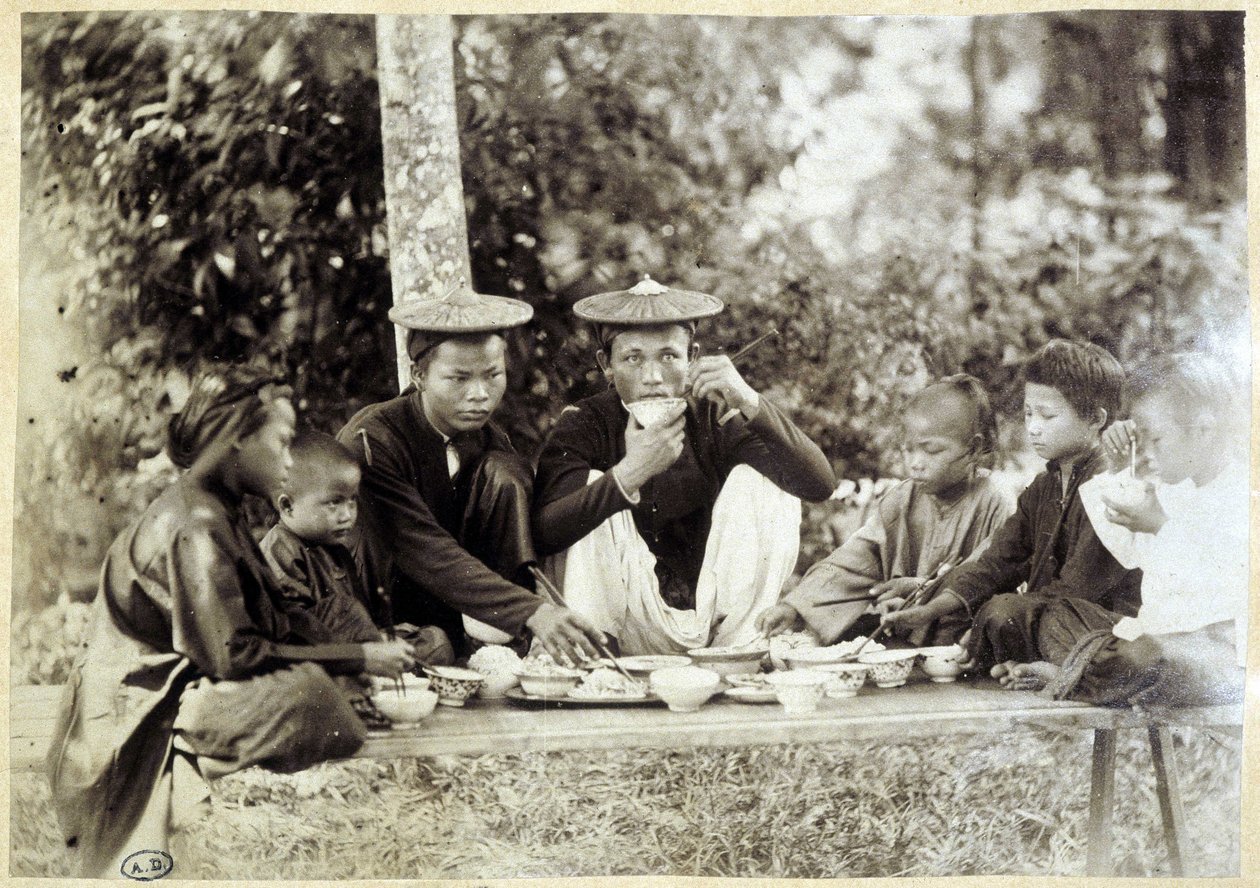 Vietnamesiska över en måltid, v.1895. av Unknown photographer
