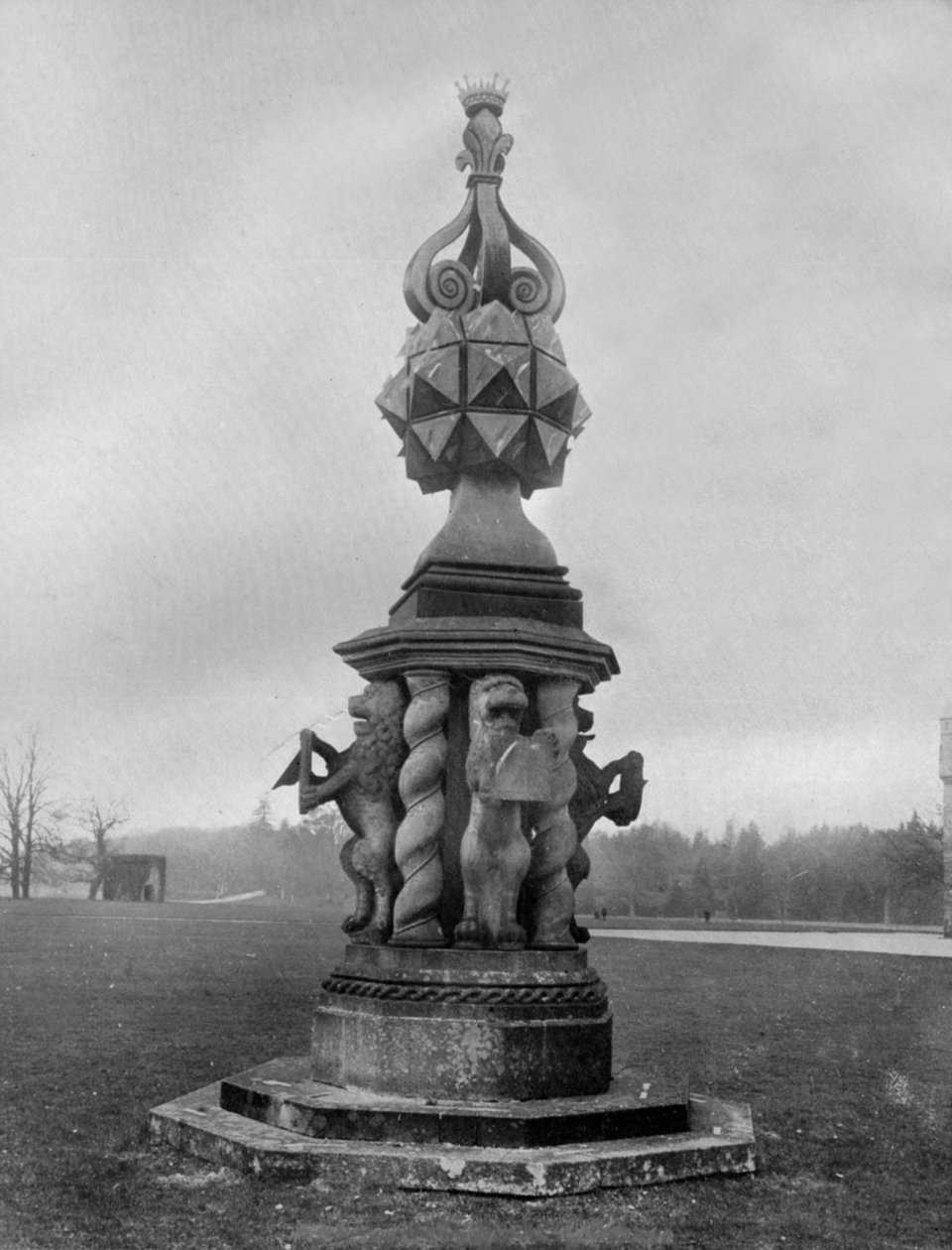 Soluret, Glamis slott, 1924-1926. av Valentine and Sons Ltd