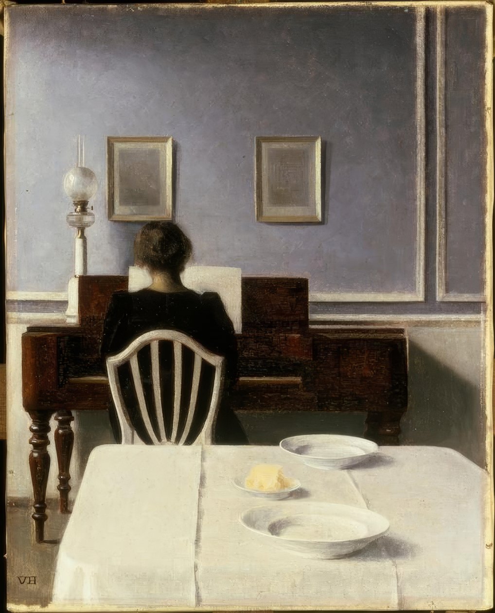 Interiör med ung kvinna vid pianot av Vilhelm Hammershoi