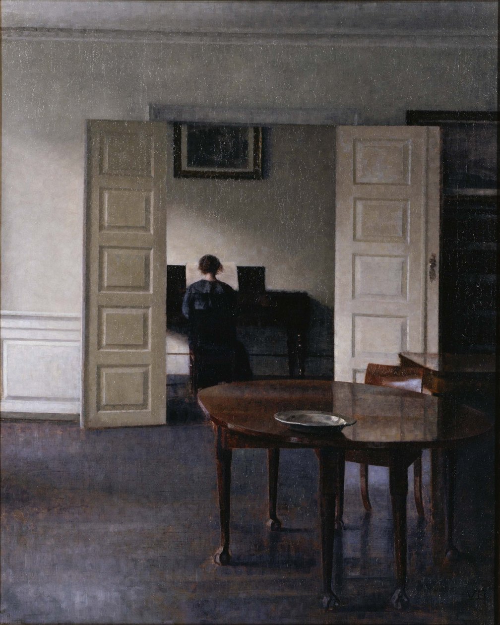 Interiör med Ida som spelar piano av Vilhelm Hammershøi