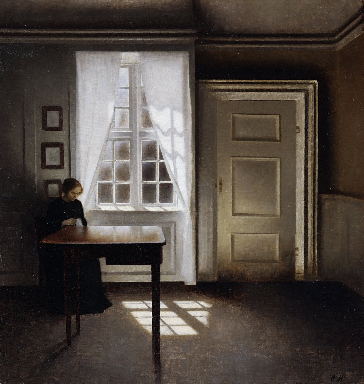 En kvinna som syr i en interiör av Vilhelm Hammershoi