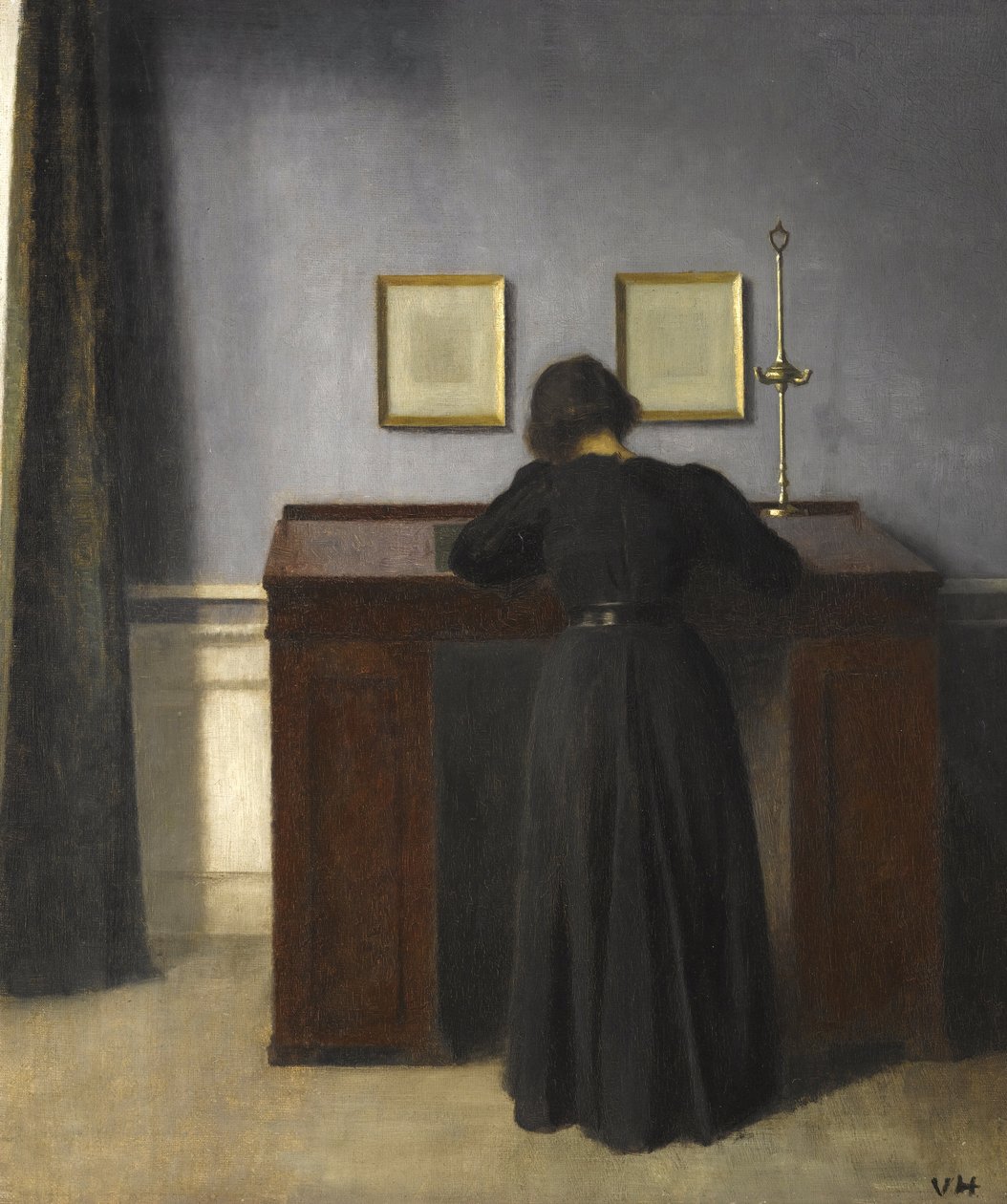 Ida står vid ett skrivbord, 1900 av Vilhelm Hammershoi