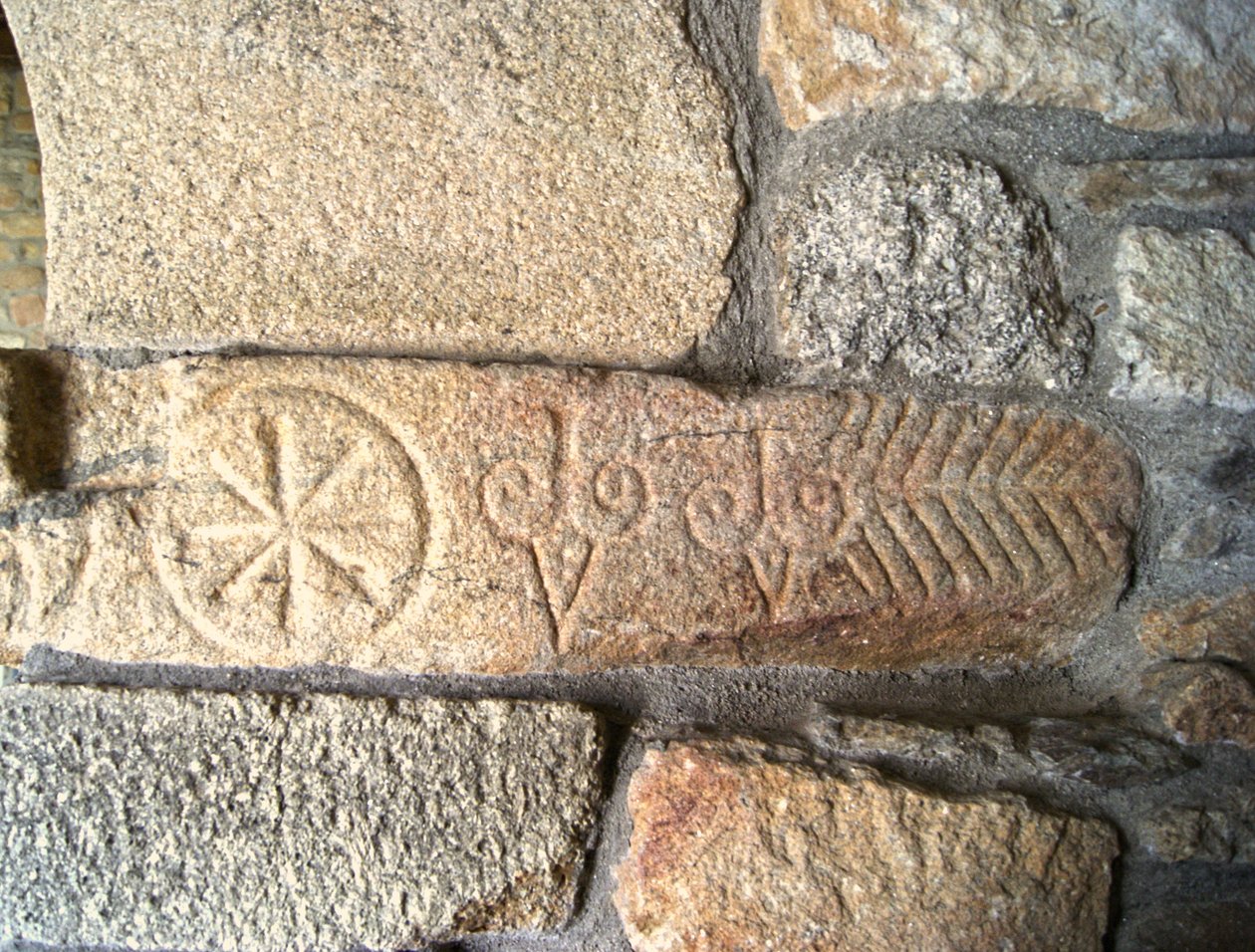 Visigotiska sniderier i kapellet i São Pedro de Balsemão, Sé, Lamego, Portugal ca 599 (granit) av Visigothic