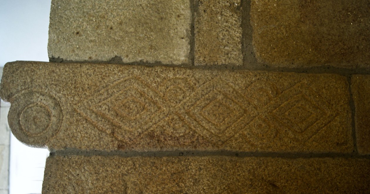 Visigotiska sniderier i kapellet i São Pedro de Balsemão, Sé, Lamego, Portugal ca 599 (granit) av Visigothic