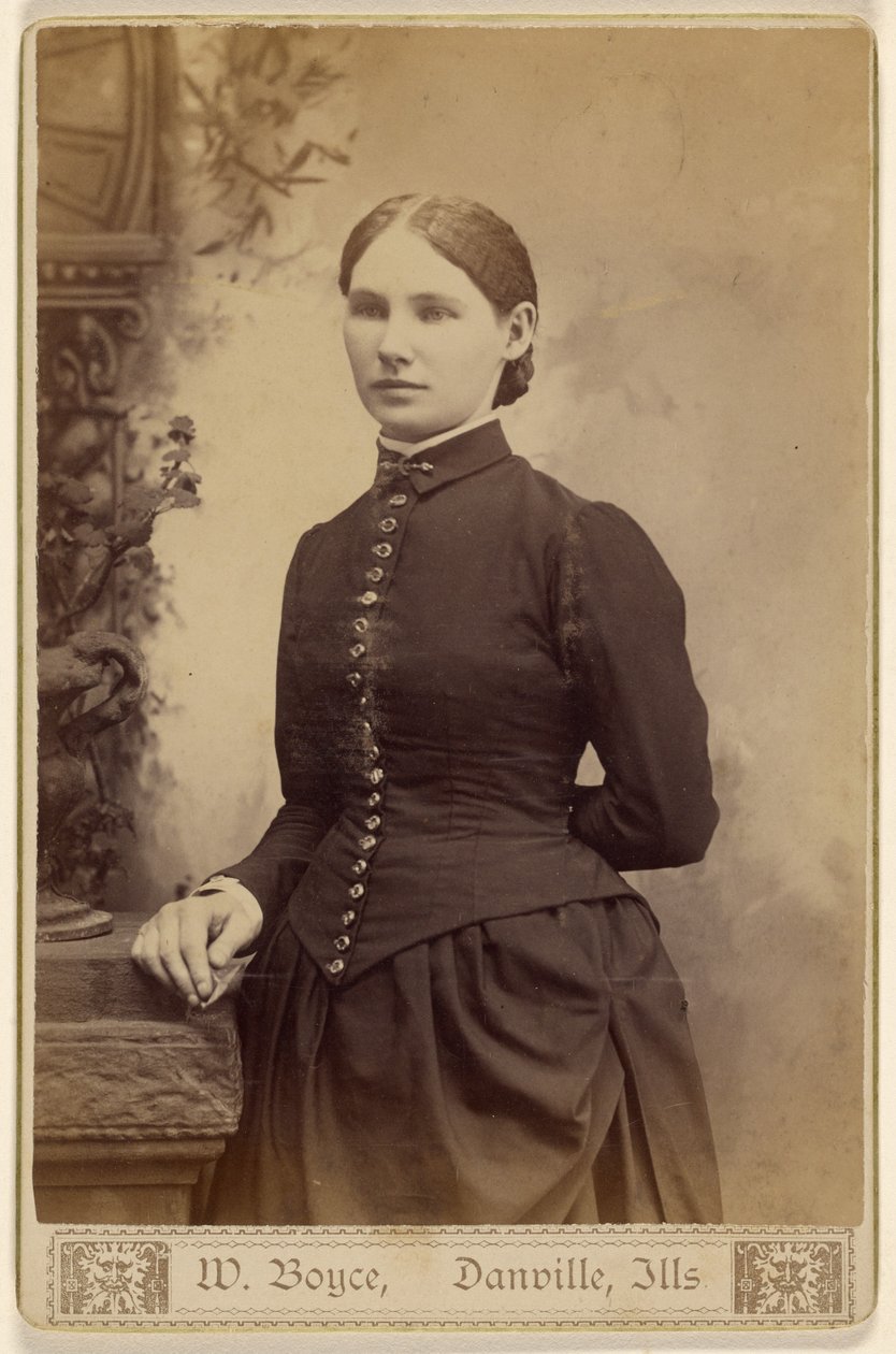 [Oidentifierad kvinna, stående] av W. Boyce