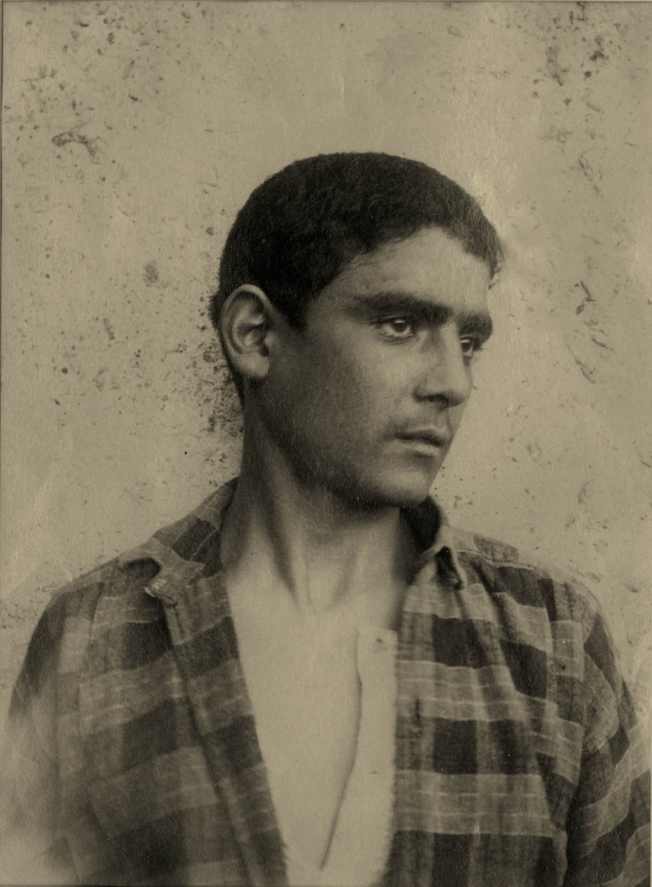 Porträtt av en ung man i rutig skjorta, Sicilien c.1896 (sepiafoto) av Baron Wilhelm von Gloeden