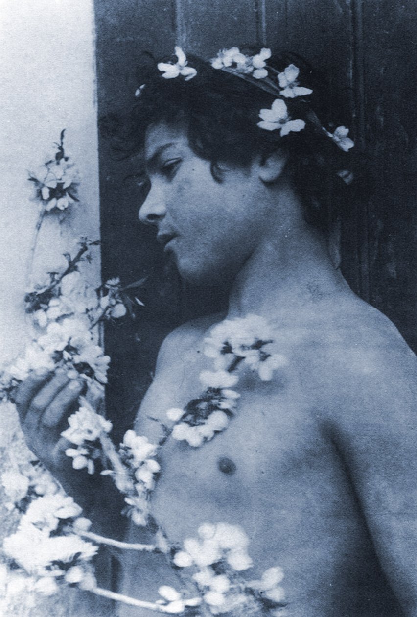 Studie av en ung pojke med blommor i håret, ca 1899 (cyanotypi) av Baron Wilhelm von Gloeden