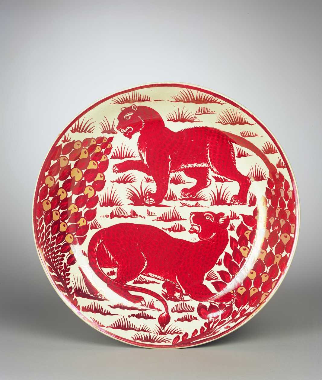 Laddare, tillverkad av William de Morgan and Company, London, ca 1880 (ruby lyster på ett Staffordshire-ämne) av William de Morgan