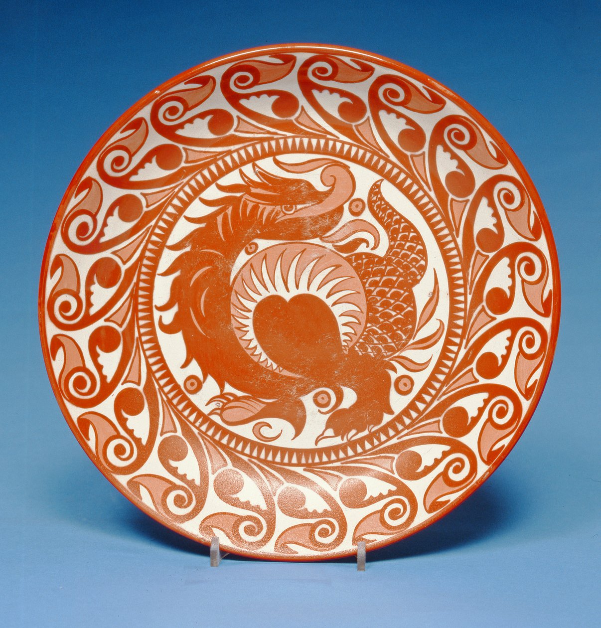 Fat i lergods, dekorerad i röd lyster med en rullande drake, ca 1880-85 (keramik) av William de Morgan