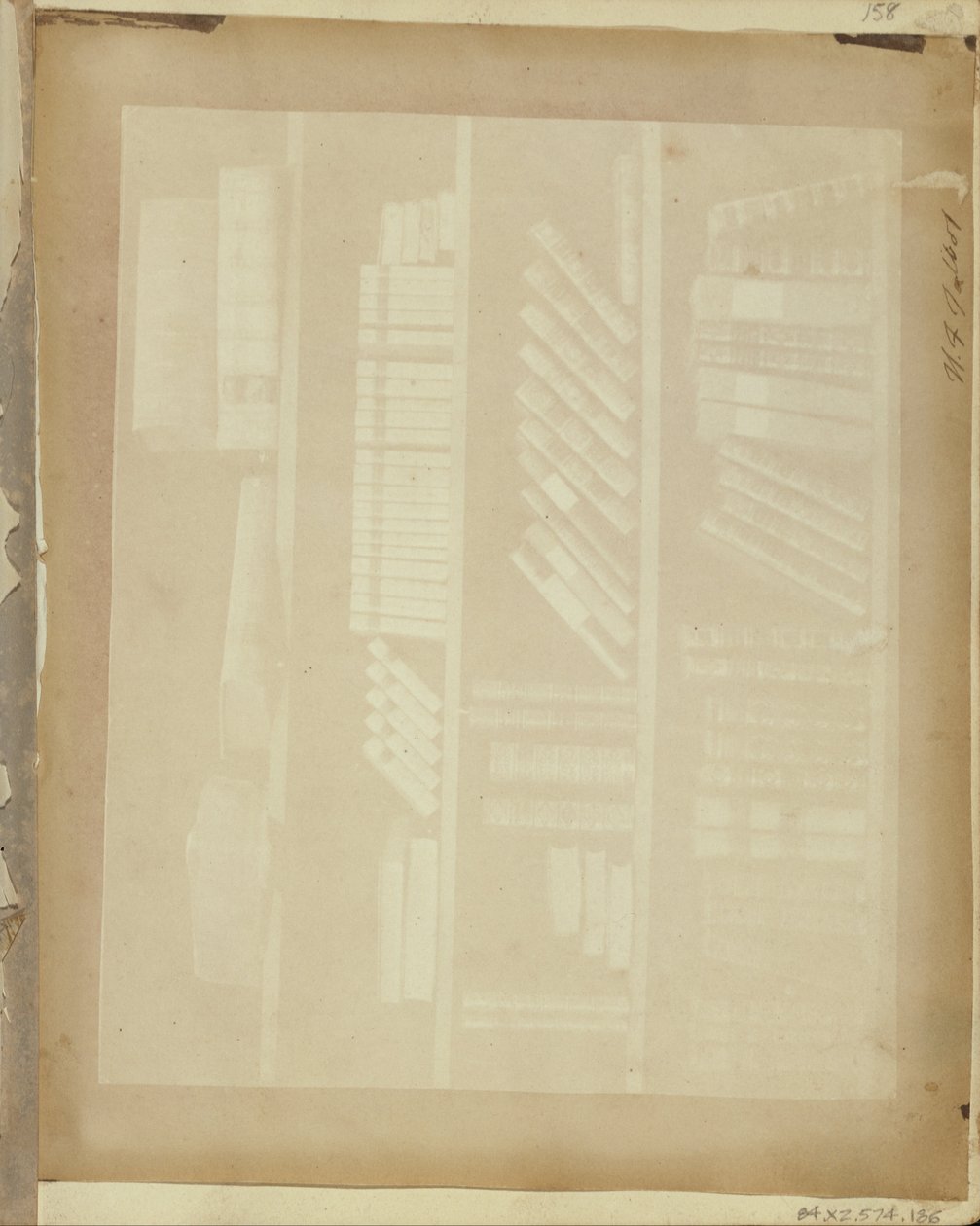 Books on Four Shelves. av William Henry Fox Talbot