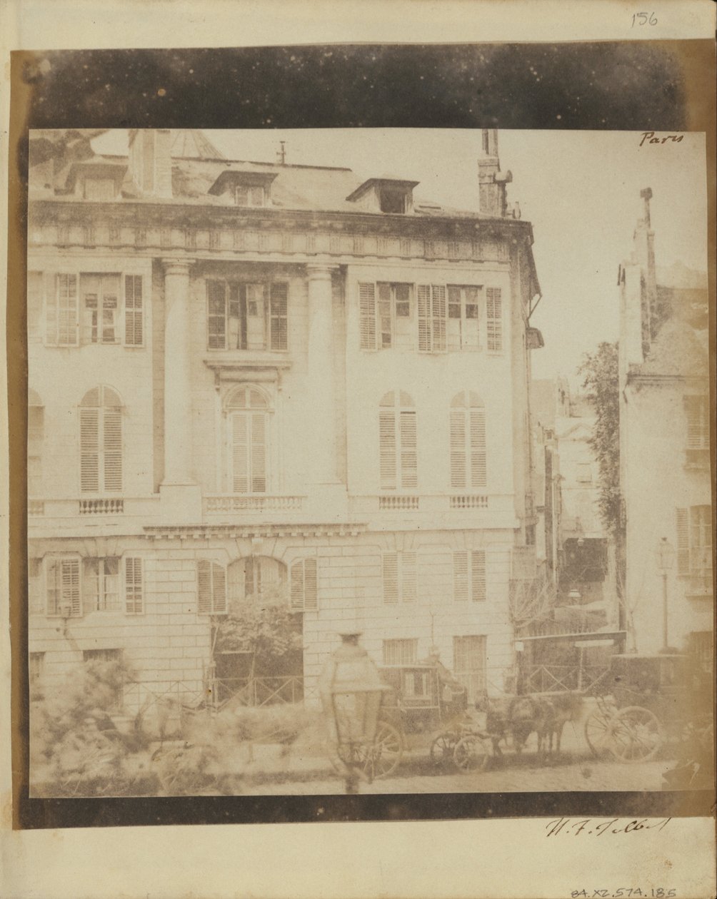 Carriages Before a Paris Residence. av William Henry Fox Talbot
