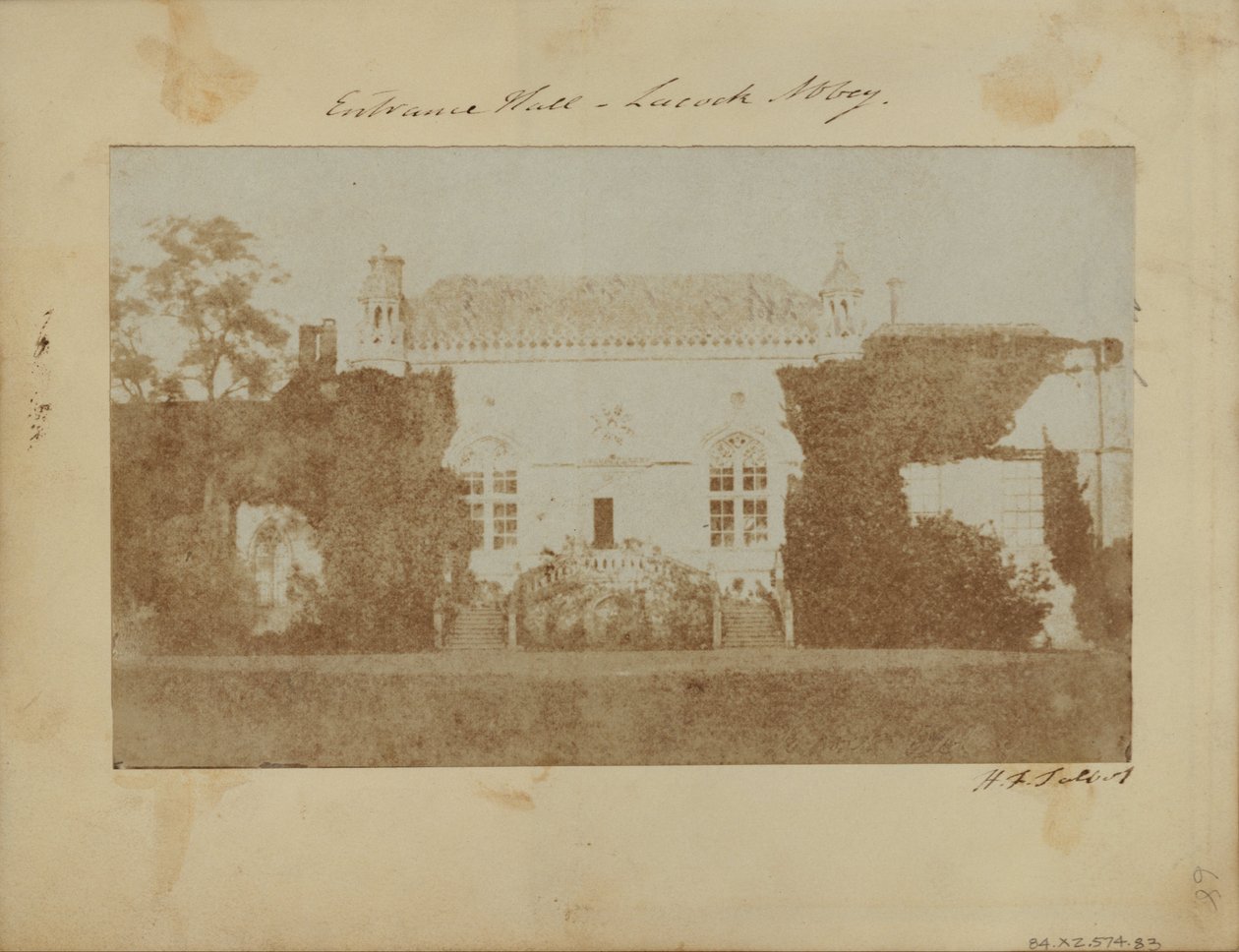 Lacock Abbey, the West Front. av William Henry Fox Talbot
