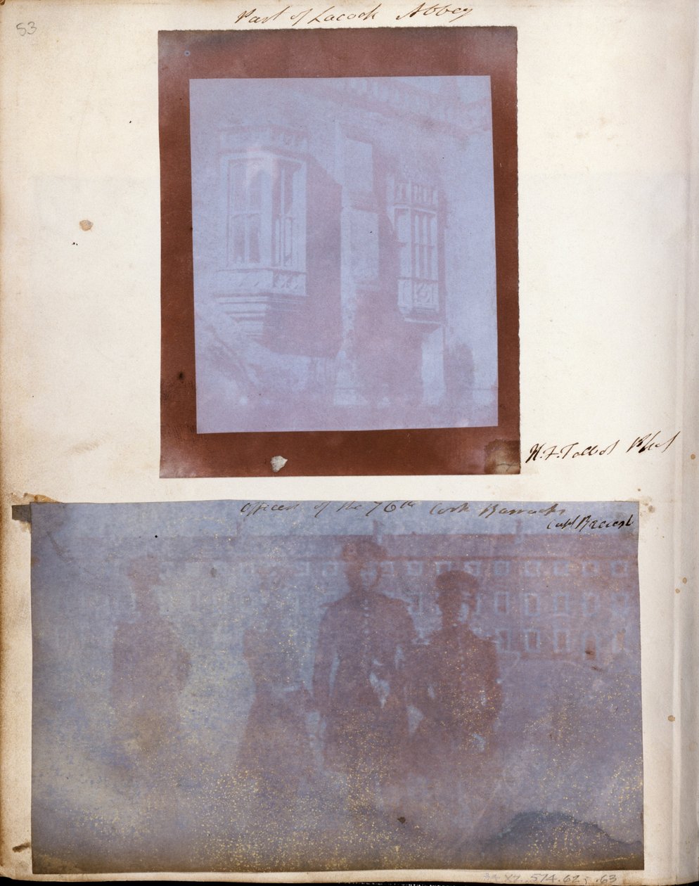 Section of the South Front of Lacock Abbey. av William Henry Fox Talbot