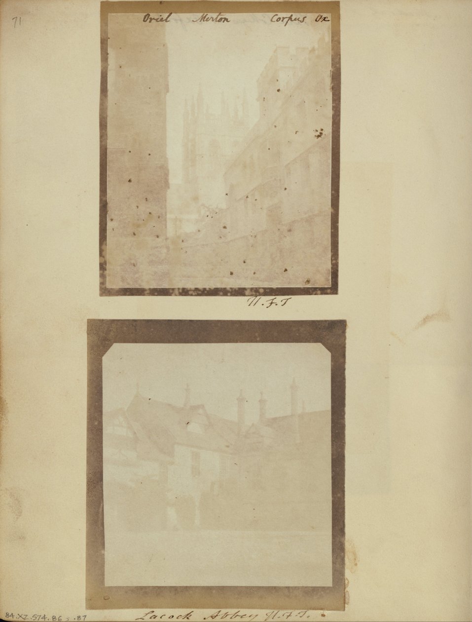The Courtyard at Lacock Abbey. av William Henry Fox Talbot