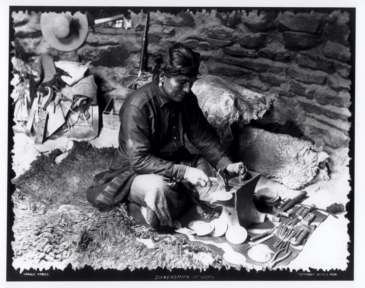 Silversmed i arbete, c.1914 av William Carpenter