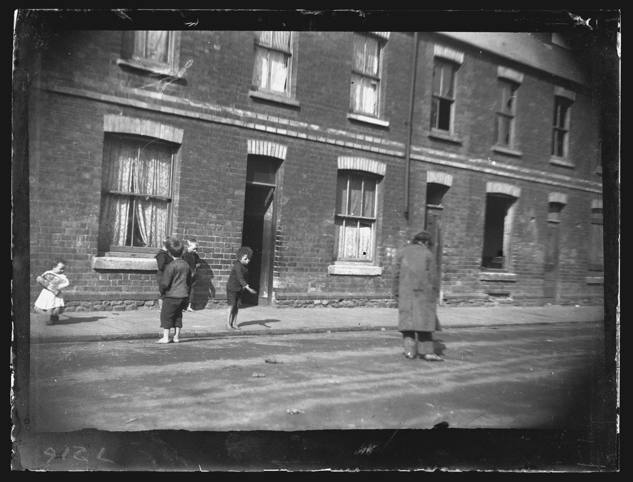 Nora Street, Cardiff, 1892. av William Booth
