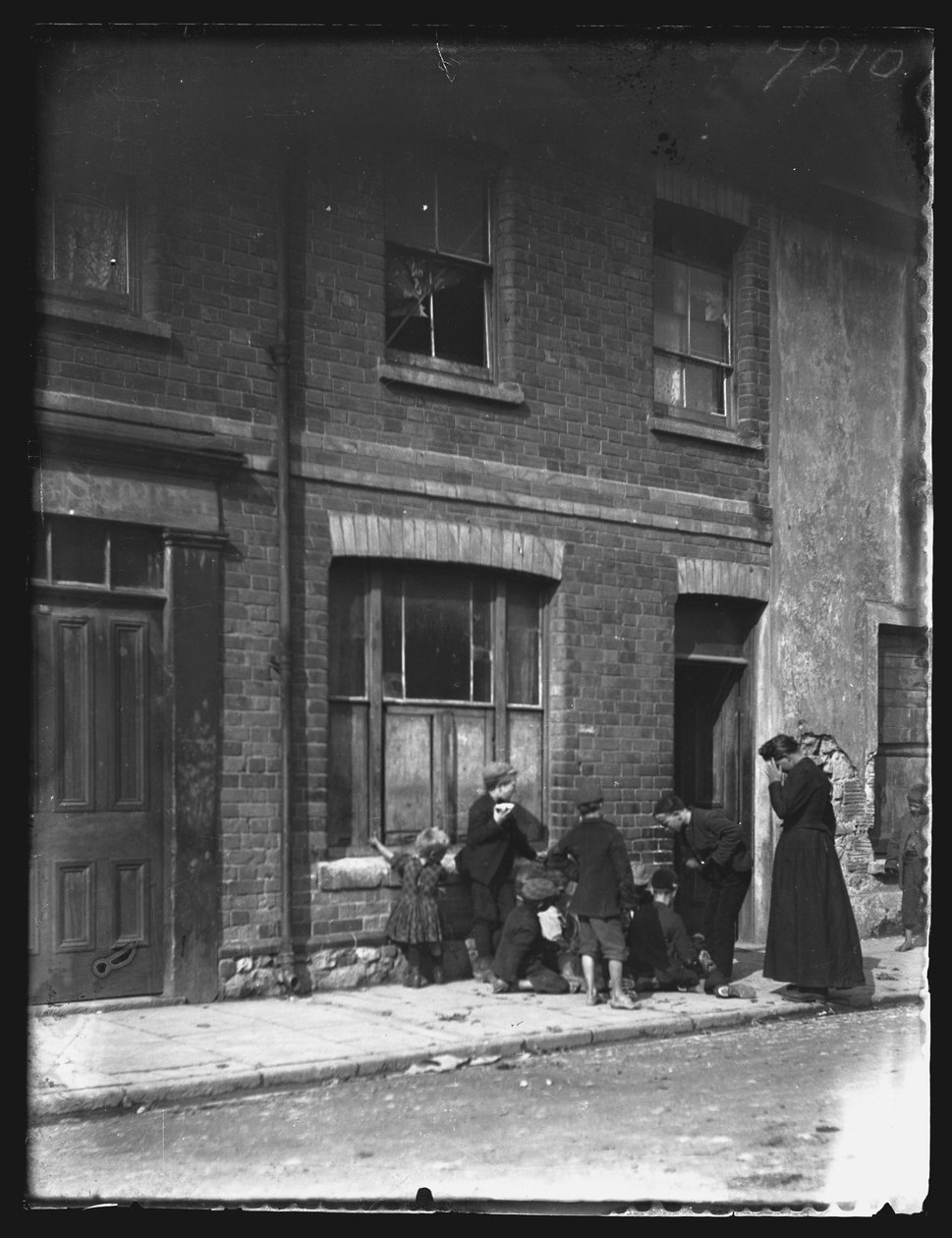 Nora Street, Cardiff, 1893. av William Booth
