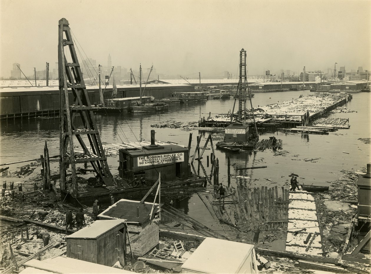 Oidentifierad industriplats vid vattnet, ca 1910-21 av William Davis Hassler