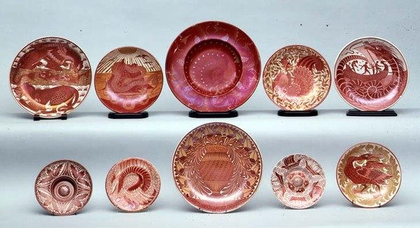 Urval av Red Luster Ware av William de Morgan