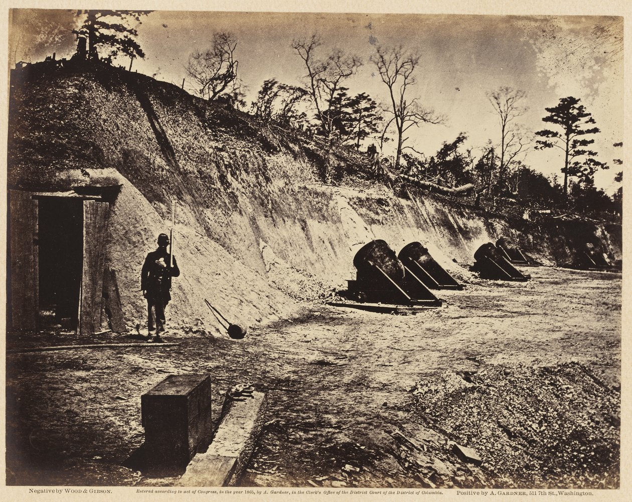 Batteri nr 4, nära Yorktown, maj 1862 (albumintryck monterat på vävt papper) av Wood and Gibson Wood and Gibson
